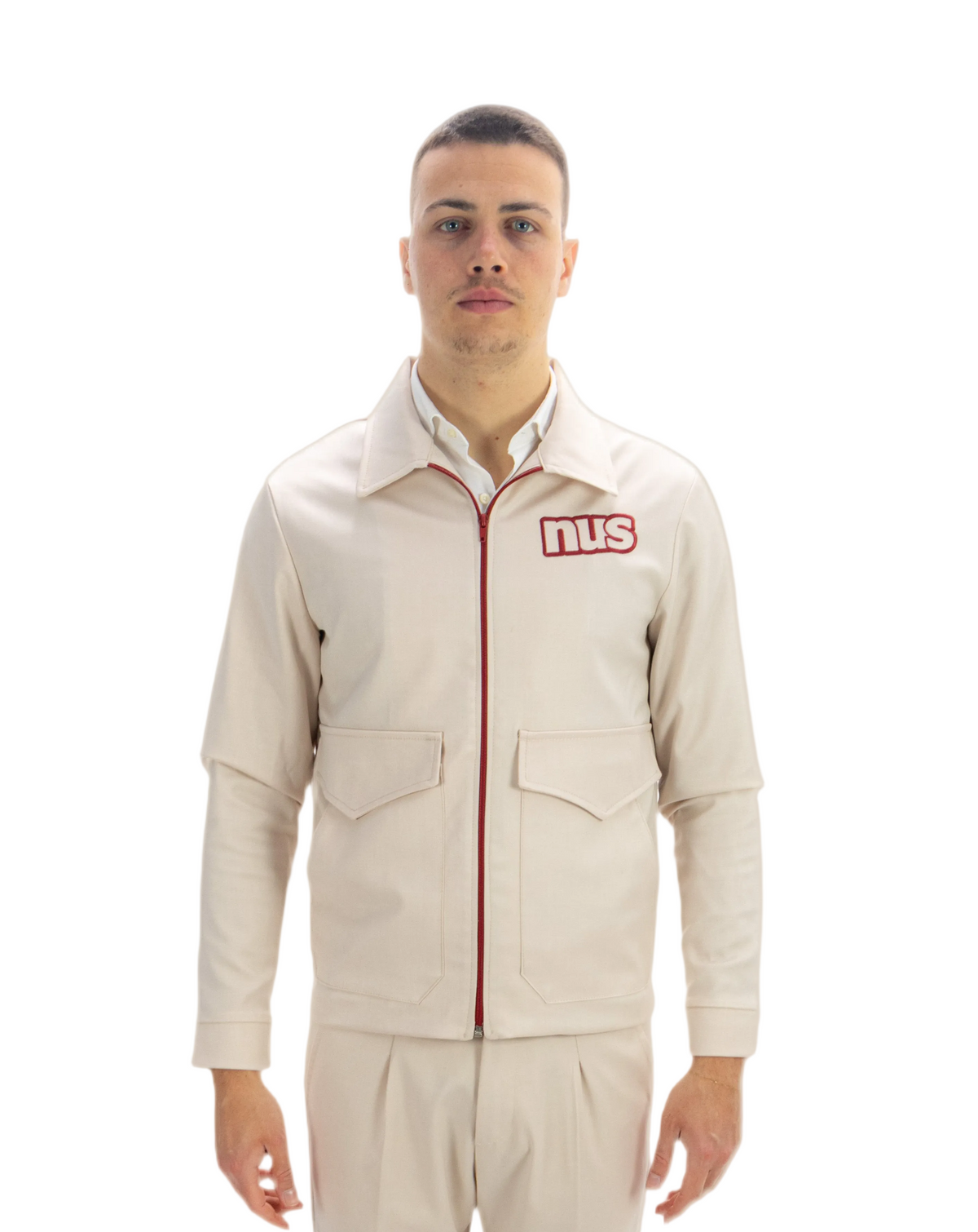 Completo giacca e pantalone beige NUS indossato