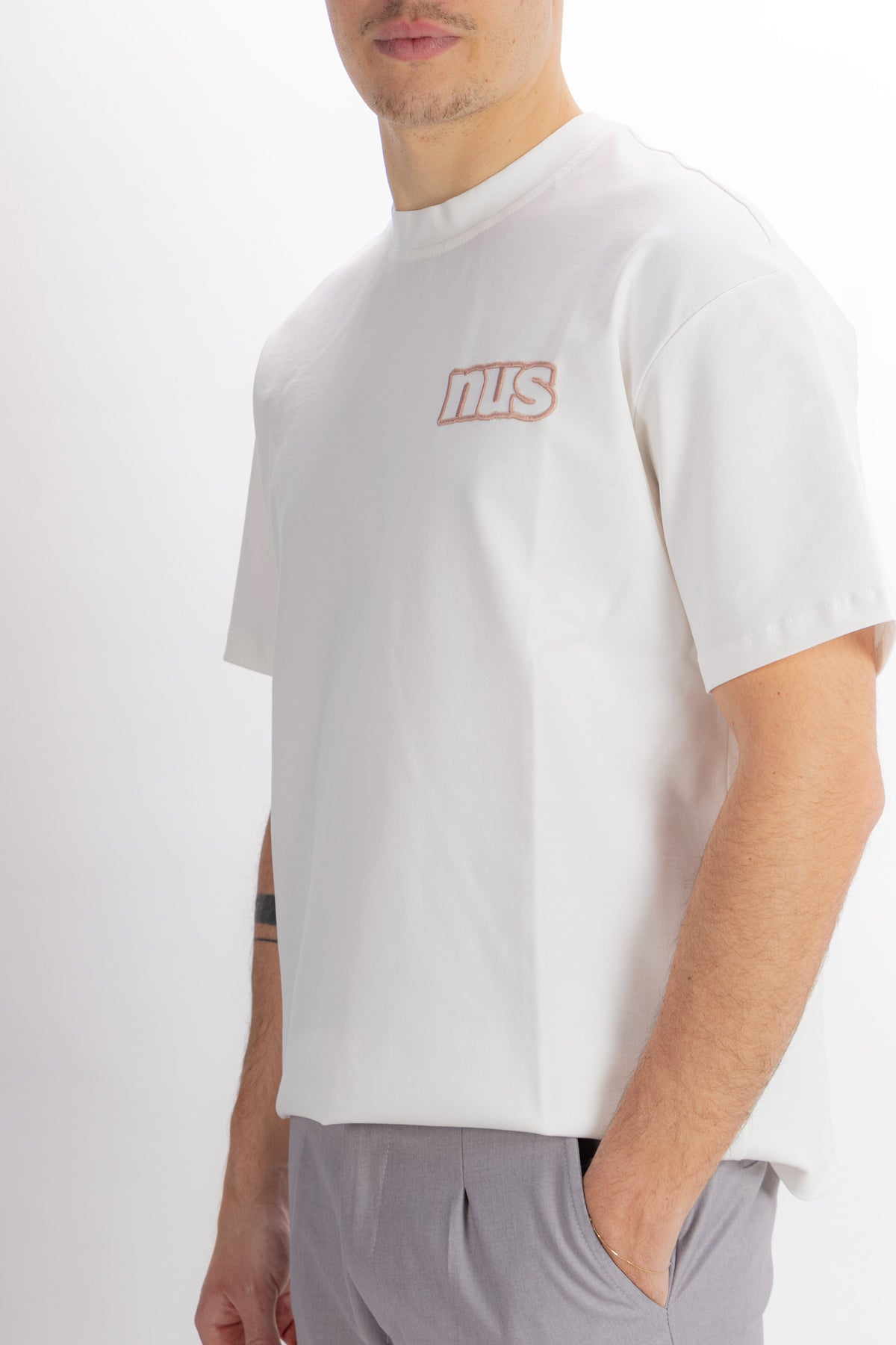 Maglietta bianca NUS con logo, vista posteriore