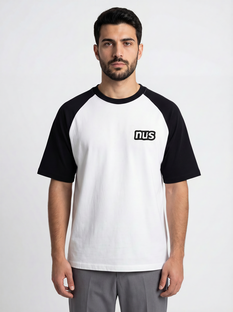 Maglietta bianca e nera NUS con patch logo, vista frontale