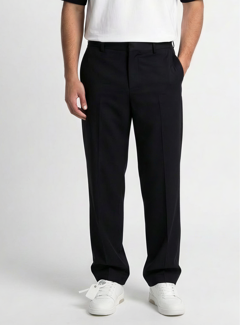 Pantalone Profile nero NUS indossato con sneakers, vista frontale